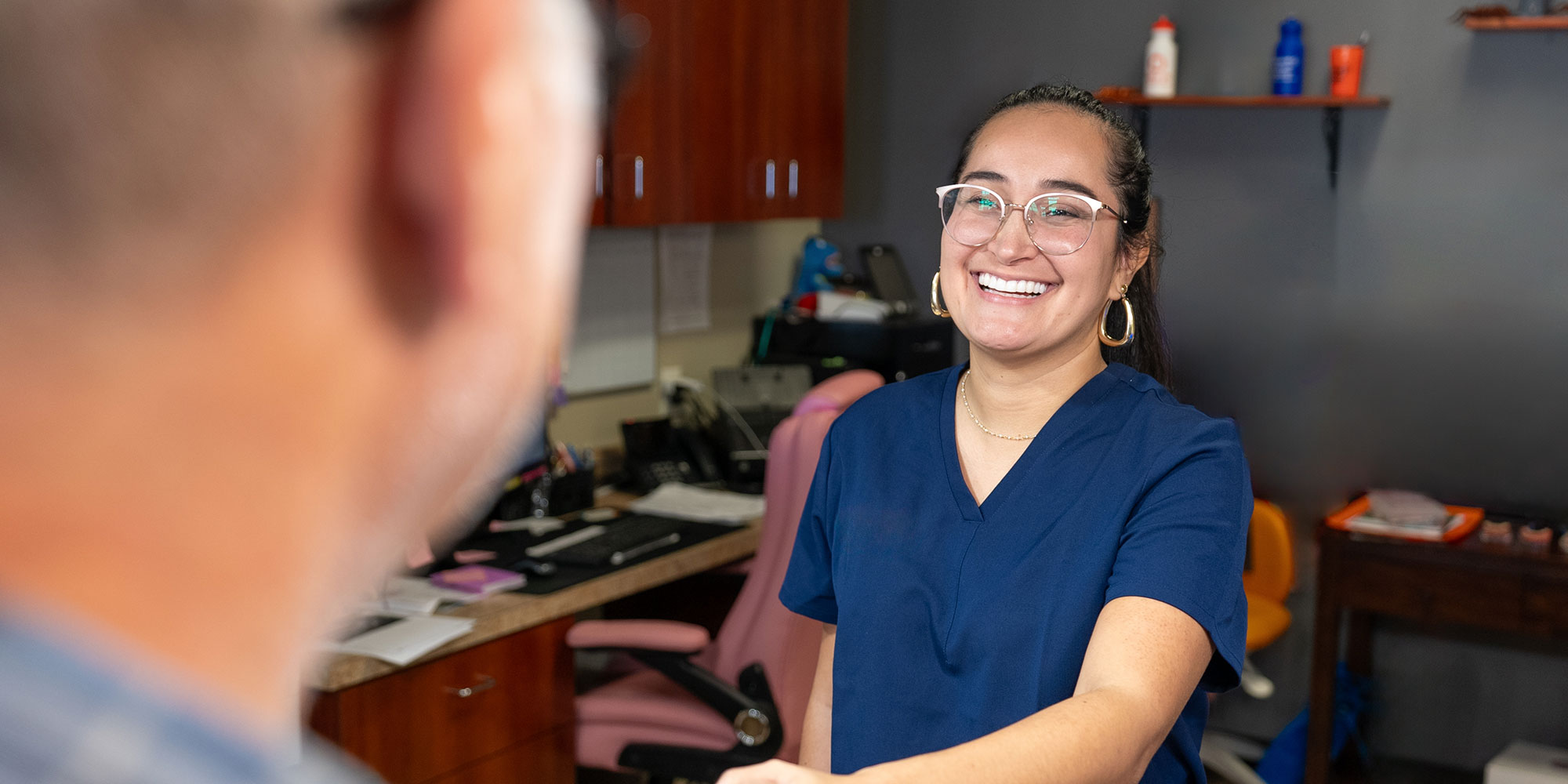 coordindator with blue scrubs