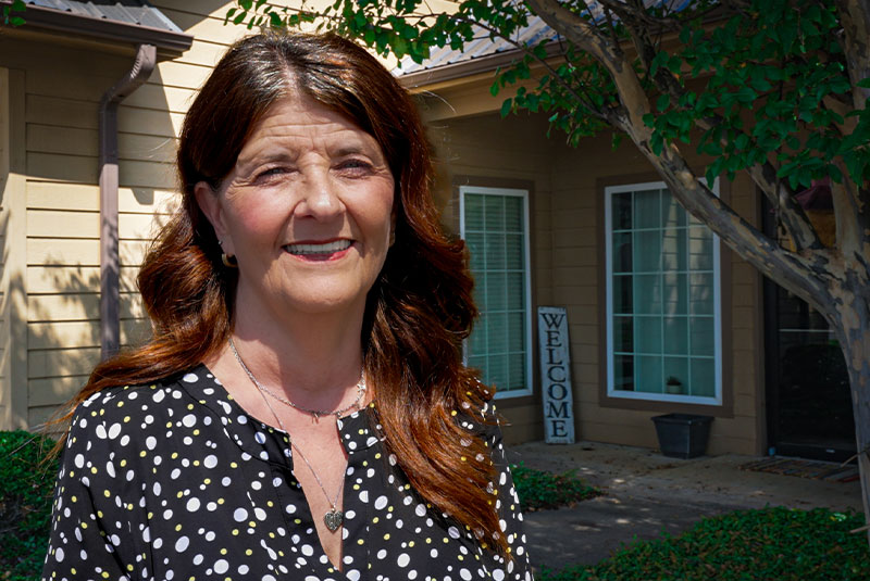 polka dotted shirt lady full arch